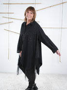 Detaillierte Aufnahme des Ärmels. Die glitzernden Details sind im Fokus.