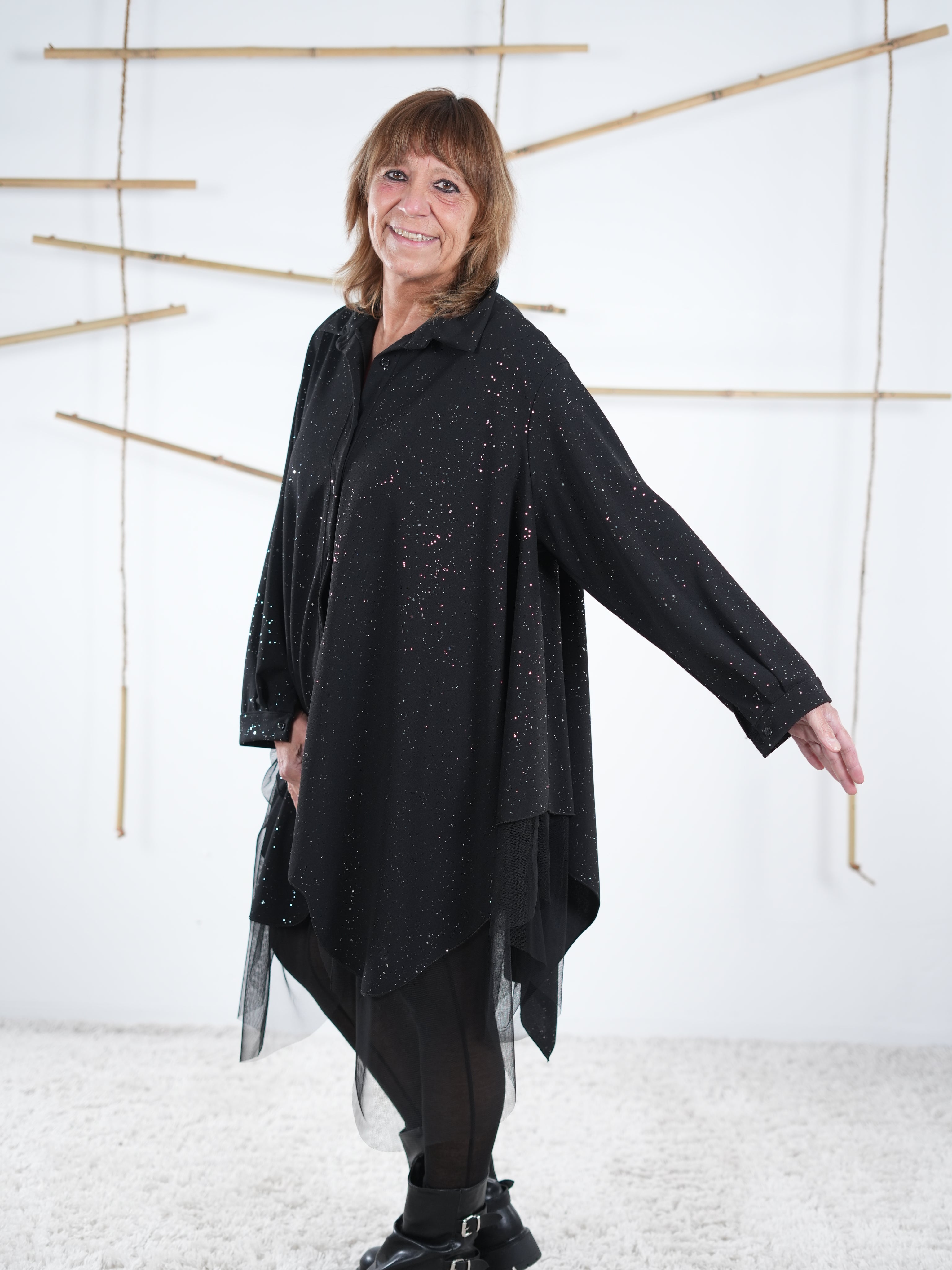 Detaillierte Aufnahme des Ärmels. Die glitzernden Details sind im Fokus.