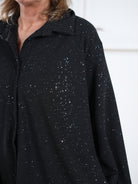 Nahaufnahme der glitzernden Steine und der Knopfleiste.