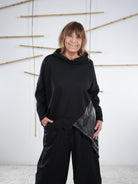 Schwarzer Pulli mit Kunstleder-Detail und Spitze von Marion getragen 