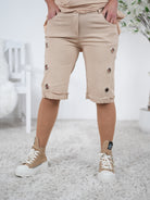 Bequeme Short mit seitlichen Ösen Camel
