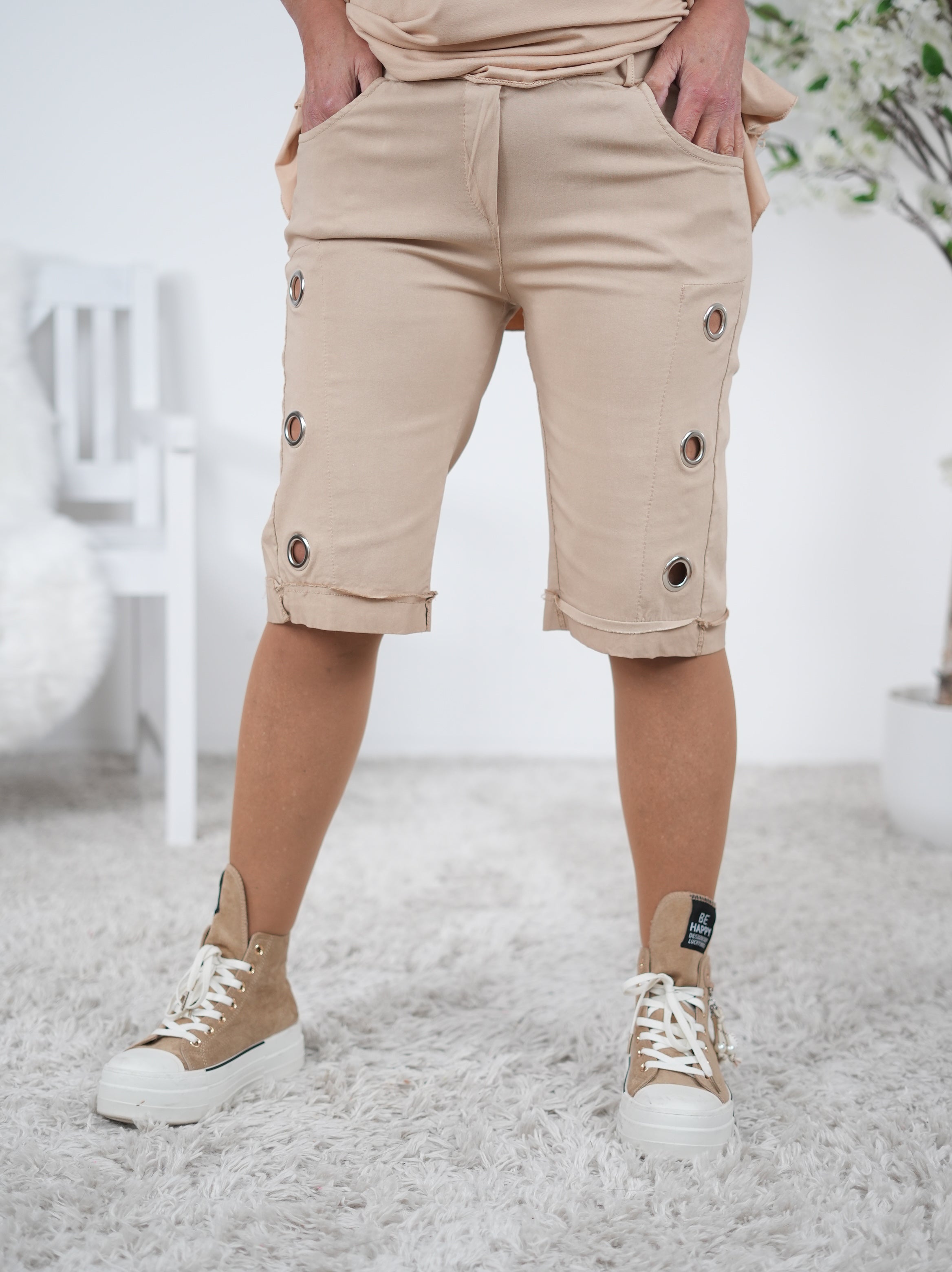 Bequeme Short mit seitlichen Ösen Camel