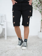 Bequeme Short mit seitlichen Ösen Schwarz