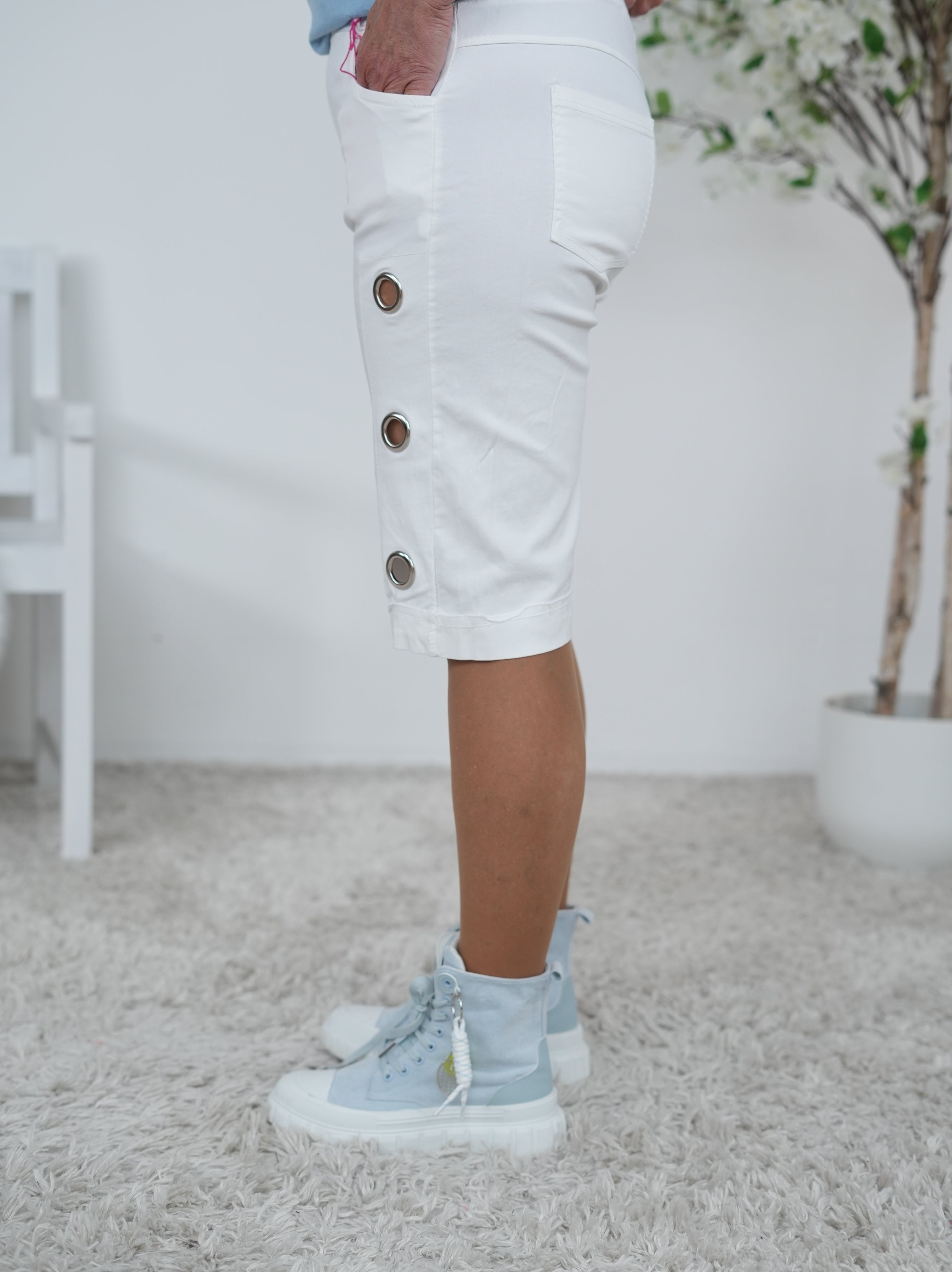 Bequeme Short mit seitlichen Ösen