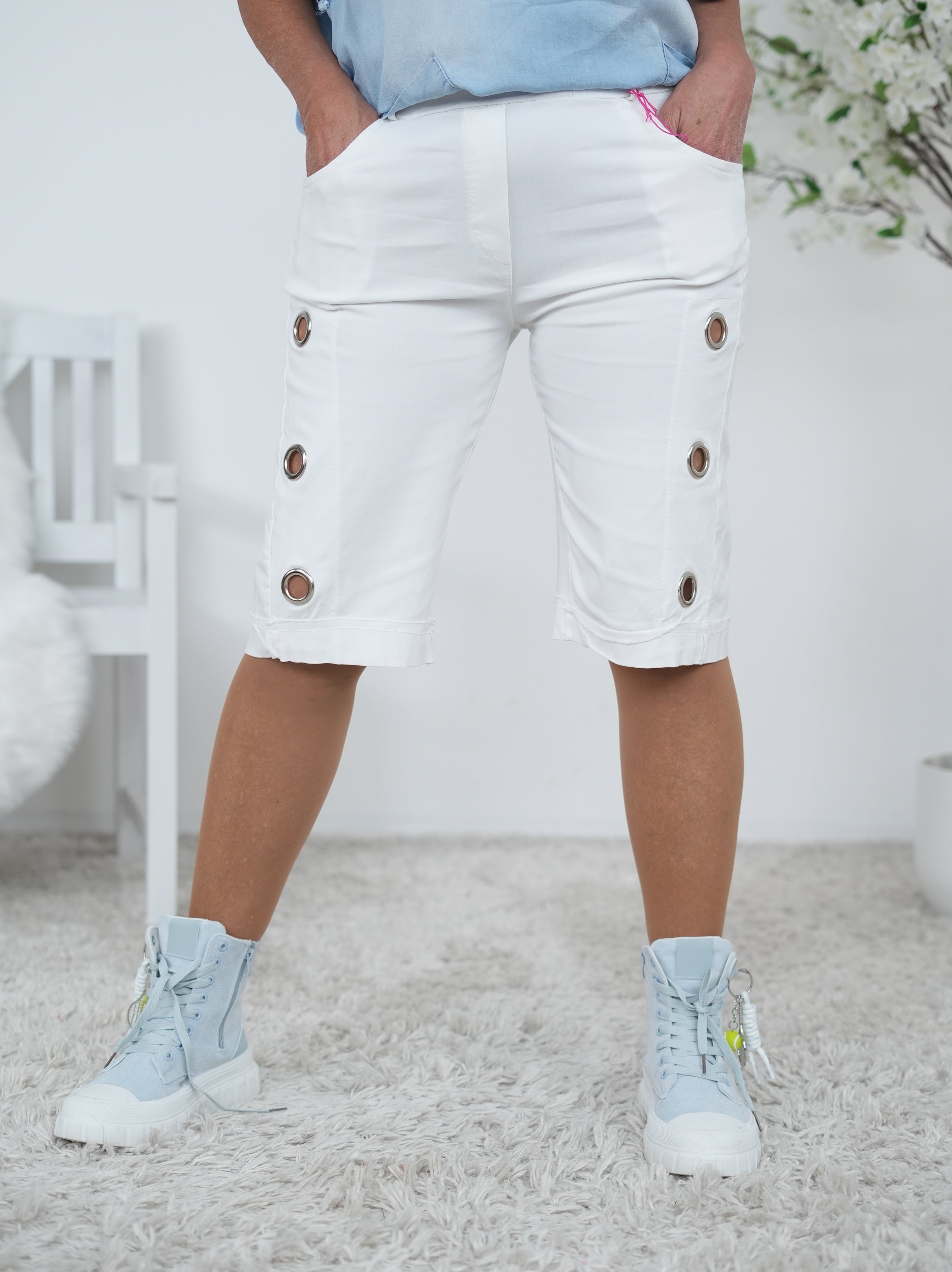 Bequeme Short mit seitlichen Ösen Weiß