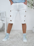 Bequeme Short mit seitlichen Ösen
