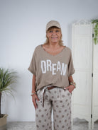 Shirt im Materialmix mit ausgefranstem Ausschnitt und "dream" Schriftzug