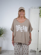 Shirt im Materialmix mit ausgefranstem Ausschnitt und "dream" Schriftzug Camel
