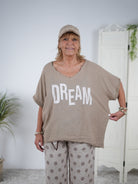 Shirt im Materialmix mit ausgefranstem Ausschnitt und "dream" Schriftzug