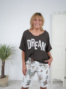 Shirt im Materialmix mit ausgefranstem Ausschnitt und "dream" Schriftzug Schoko