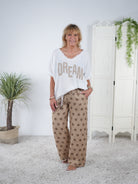 Shirt im Materialmix mit ausgefranstem Ausschnitt und "dream" Schriftzug Weiß