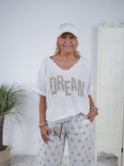 Shirt im Materialmix mit ausgefranstem Ausschnitt und "dream" Schriftzug
