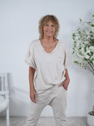 Shirt mit Nieten und ausgefranstem V-Ausschnitt Einheitsgröße (ca Gr. 40 "oversize"-44 46) Beige