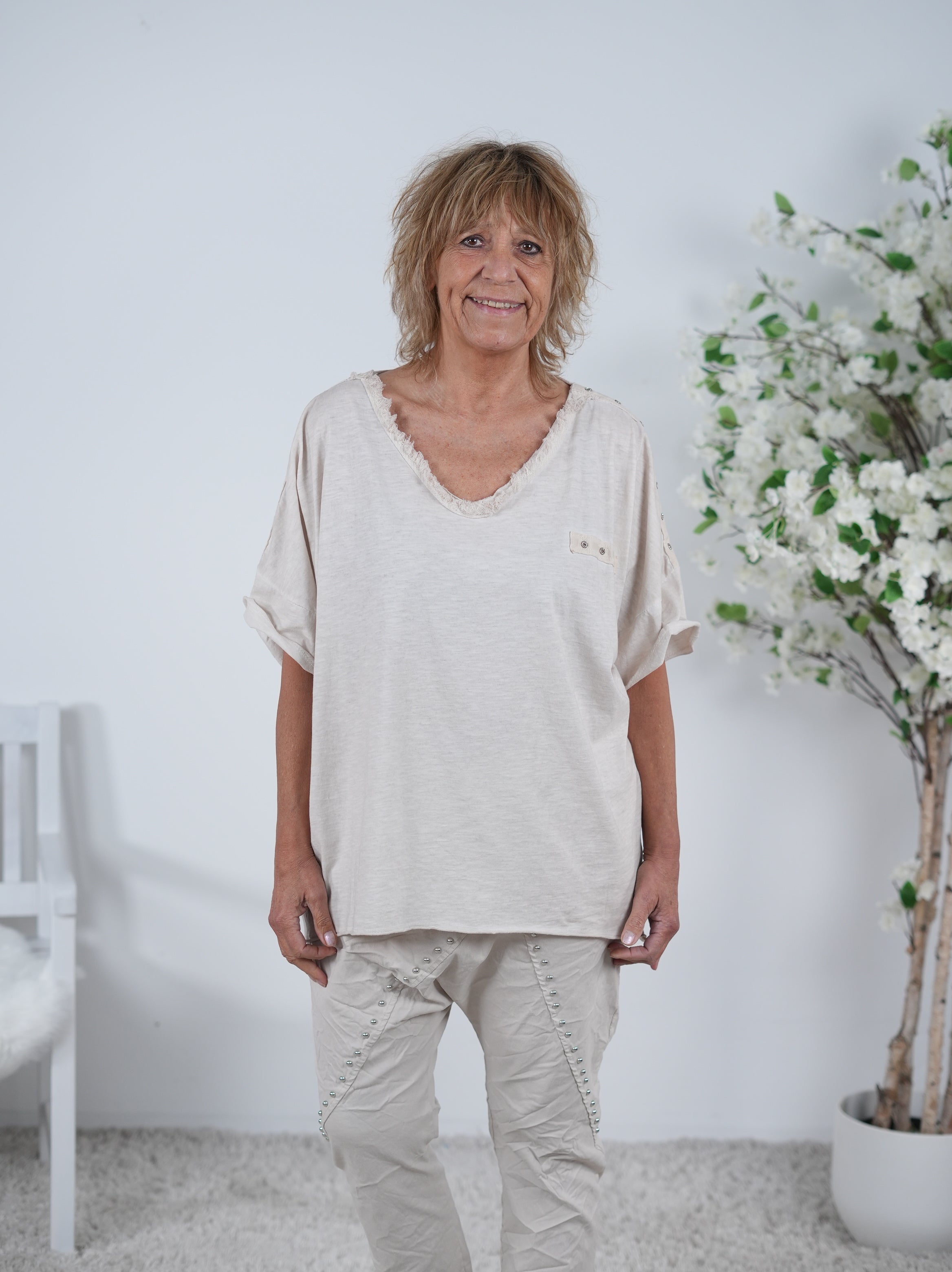 Shirt mit Nieten und ausgefranstem V-Ausschnitt