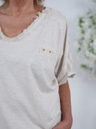 Shirt mit Nieten und ausgefranstem V-Ausschnitt