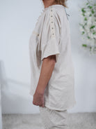 Shirt mit Nieten und ausgefranstem V-Ausschnitt