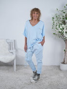 Shirt mit Nieten und ausgefranstem V-Ausschnitt