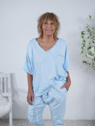 Shirt mit Nieten und ausgefranstem V-Ausschnitt Einheitsgröße (ca Gr. 40 "oversize"-44 46) Blau