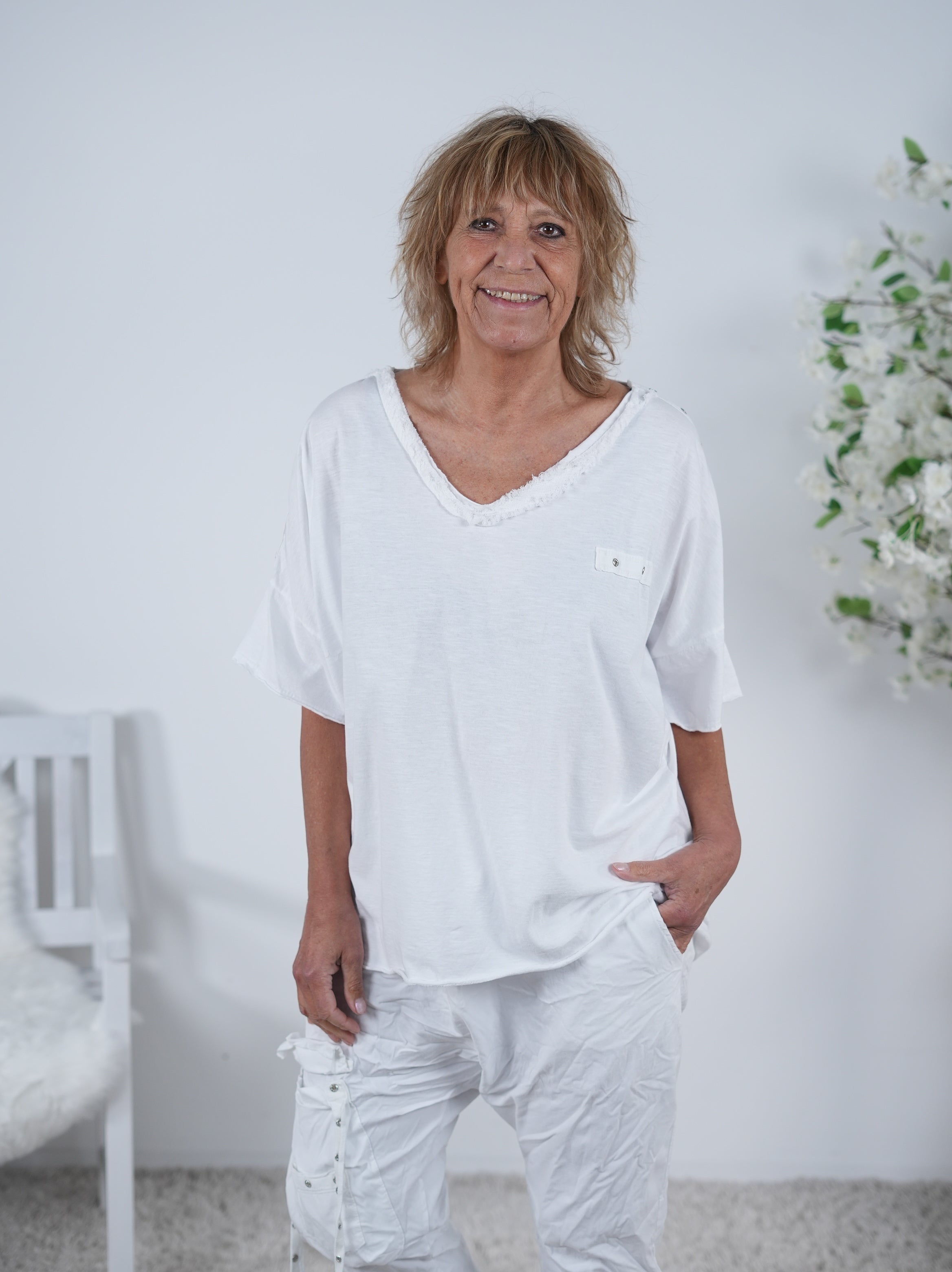 Shirt mit Nieten und ausgefranstem V-Ausschnitt Einheitsgröße (ca Gr. 40 "oversize"-44 46) Weiß