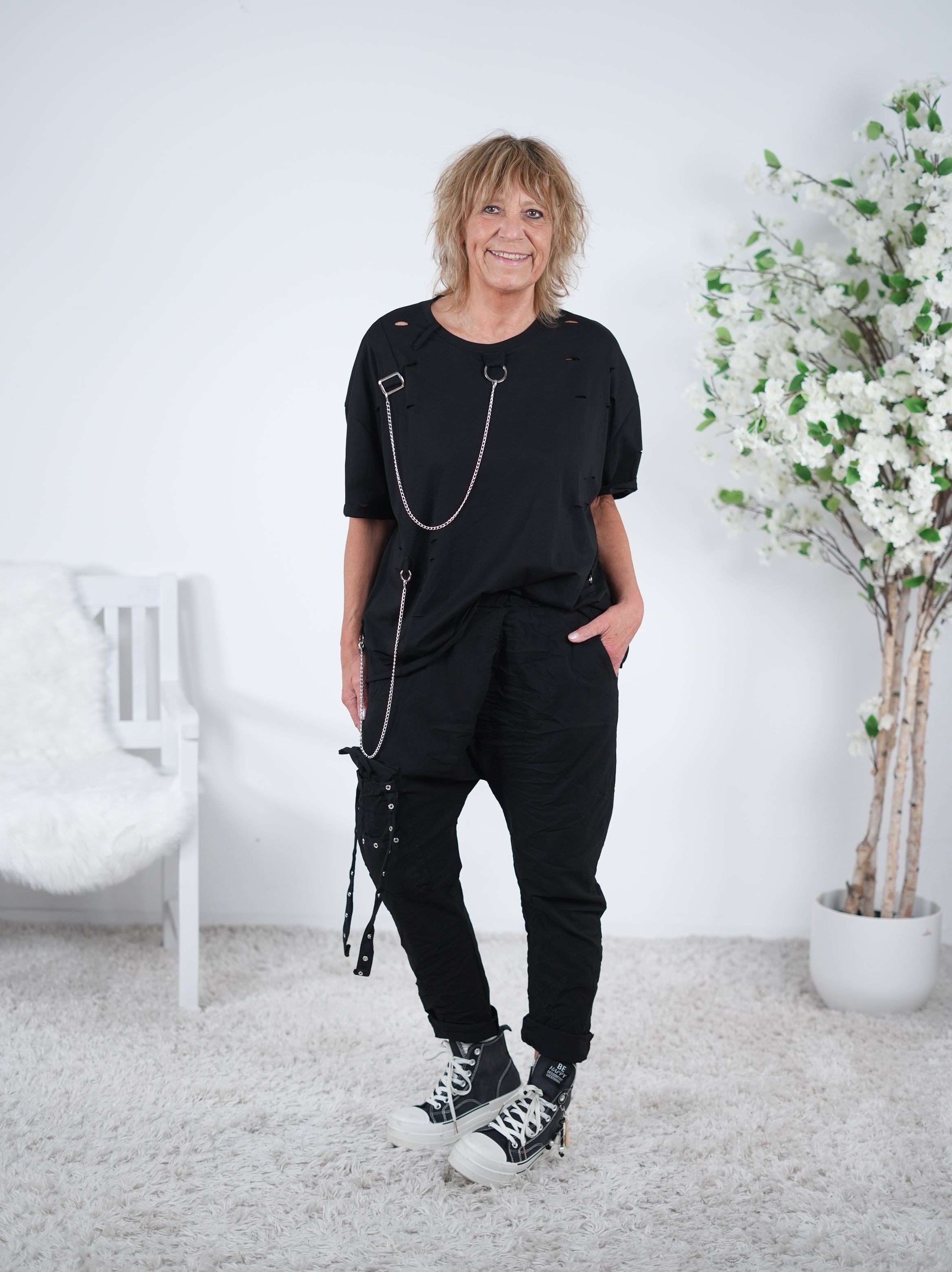 Shirt mit Rundhalsausschnitt und Ketten verziert