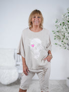 Shirt mit Totenkopf Print und überschnittem Arm Beige
