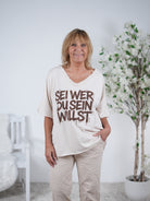 Shirt mit überschnittenem Arm, Statement Schriftzug und V-Ausschnitt Beige