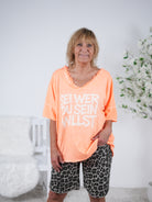 Shirt mit überschnittenem Arm, Statement Schriftzug und V-Ausschnitt