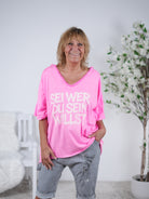 Shirt mit überschnittenem Arm, Statement Schriftzug und V-Ausschnitt Neon Pink