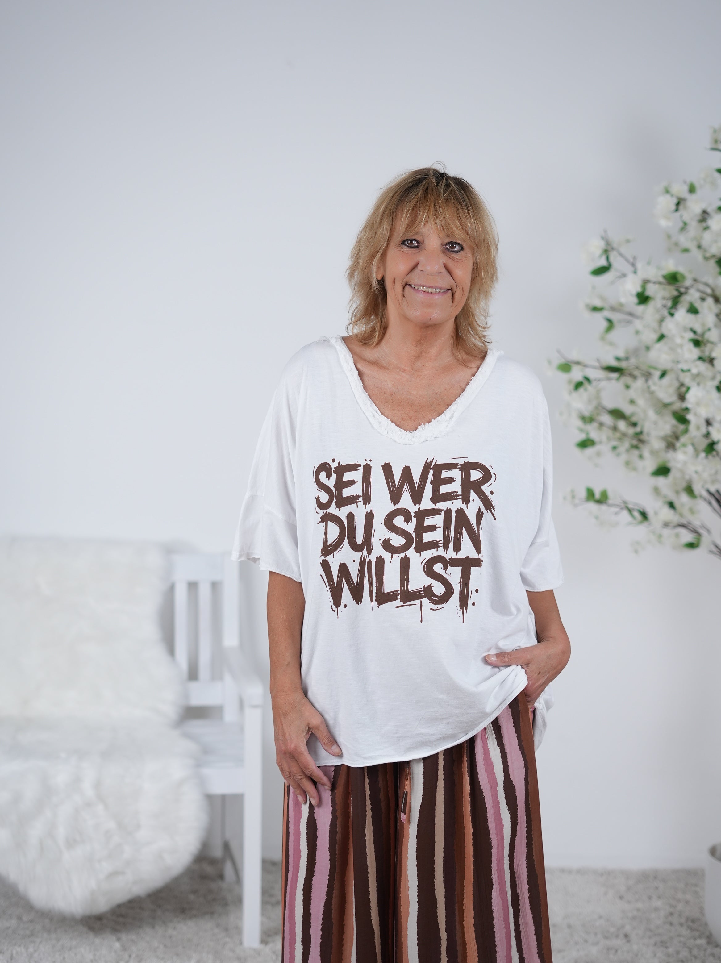 Shirt mit überschnittenem Arm, Statement Schriftzug und V-Ausschnitt Weiß