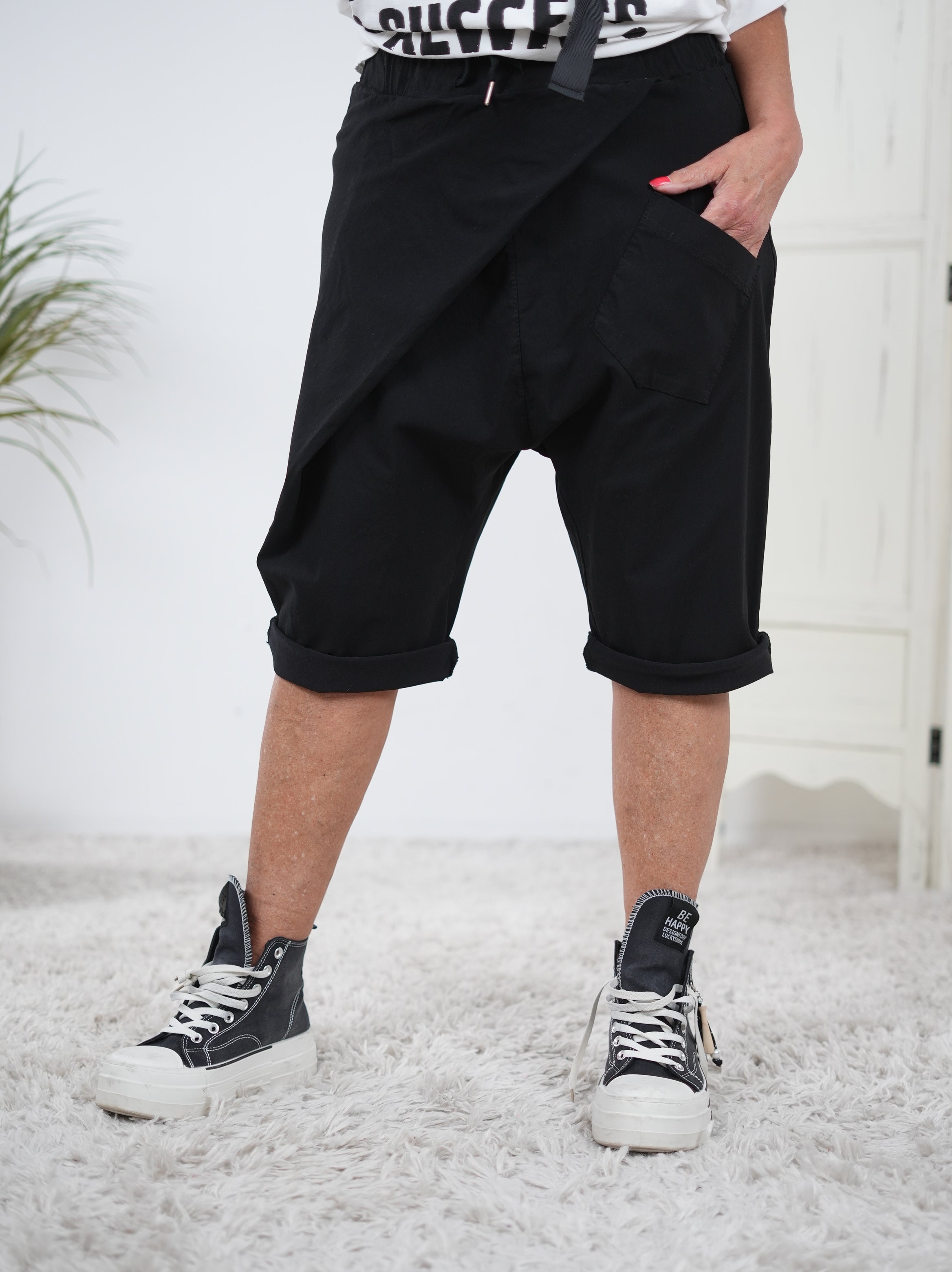 sportliche, kurze Baggy mit Gummizug Schwarz