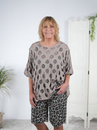 Sportliches Shirt mit Cut Outs und Netz Taupe