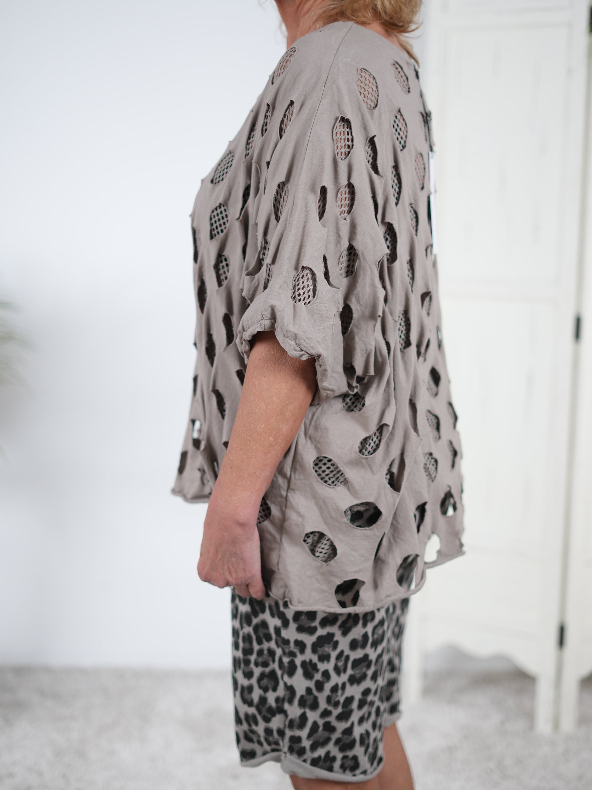 Sportliches Shirt mit Cut Outs und Netz
