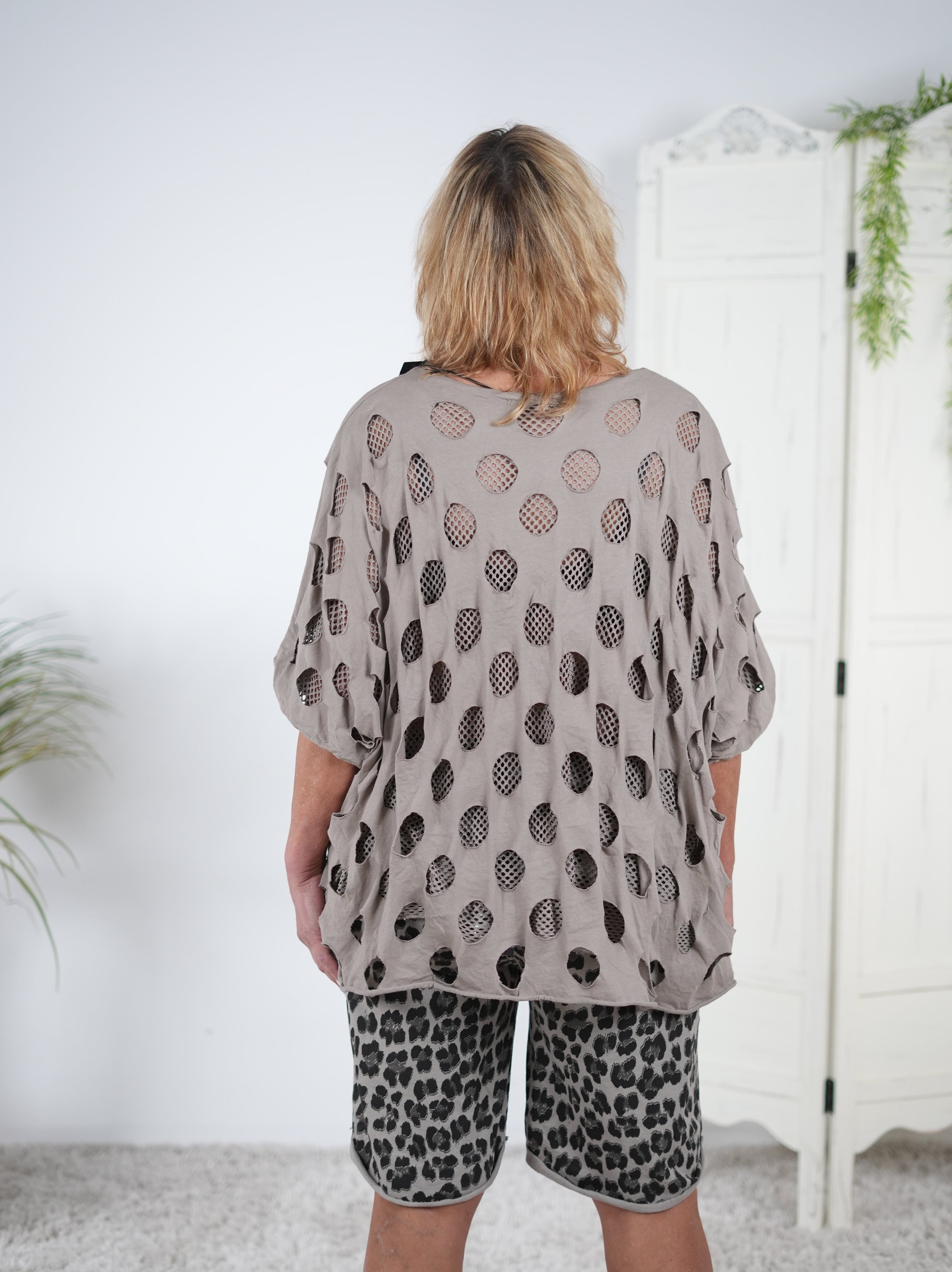 Sportliches Shirt mit Cut Outs und Netz