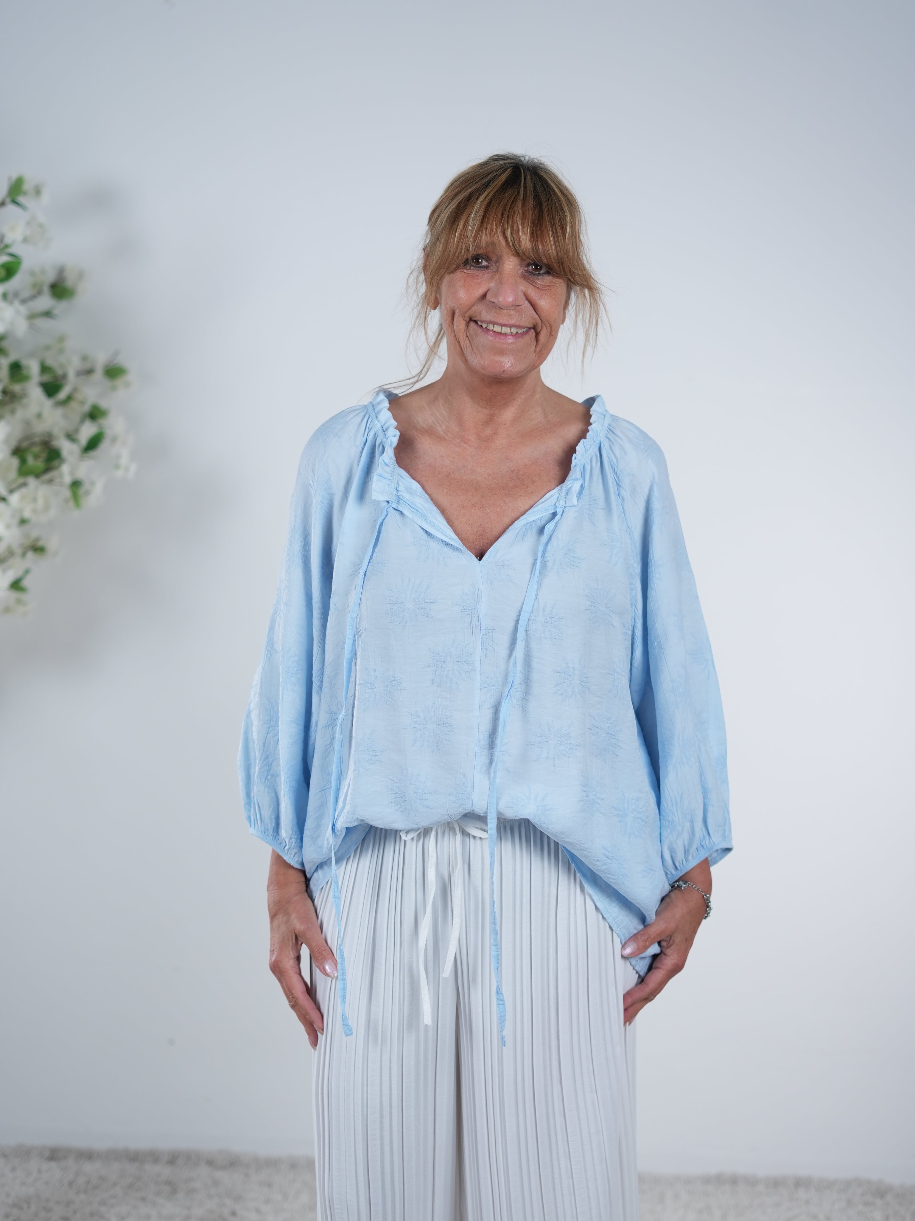 Süße Bluse mit gestickten Details One Size (ca Gr. 38-42 44) Blau