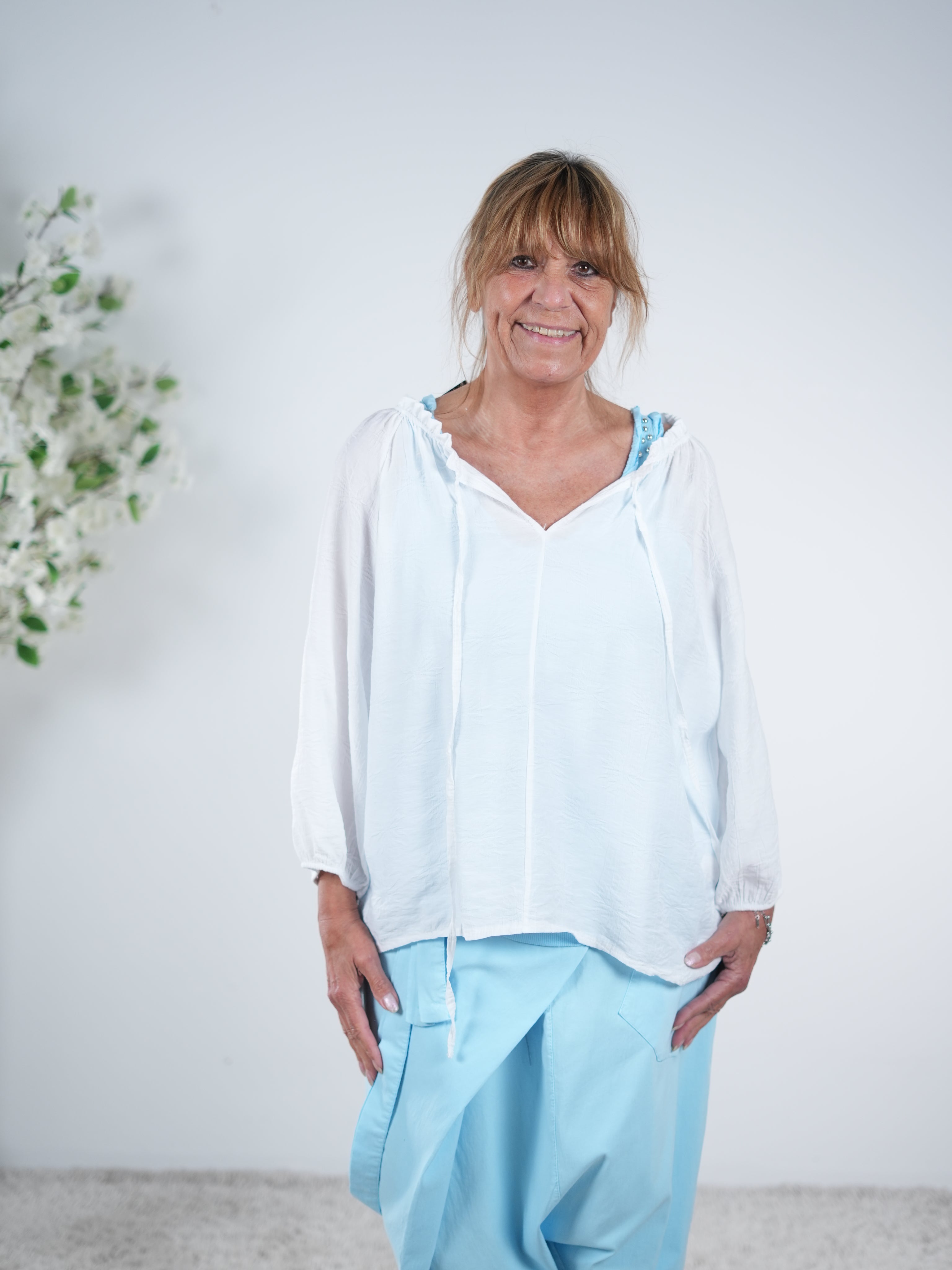 Süße Bluse mit gestickten Details One Size (ca Gr. 38-42 44) Weiß