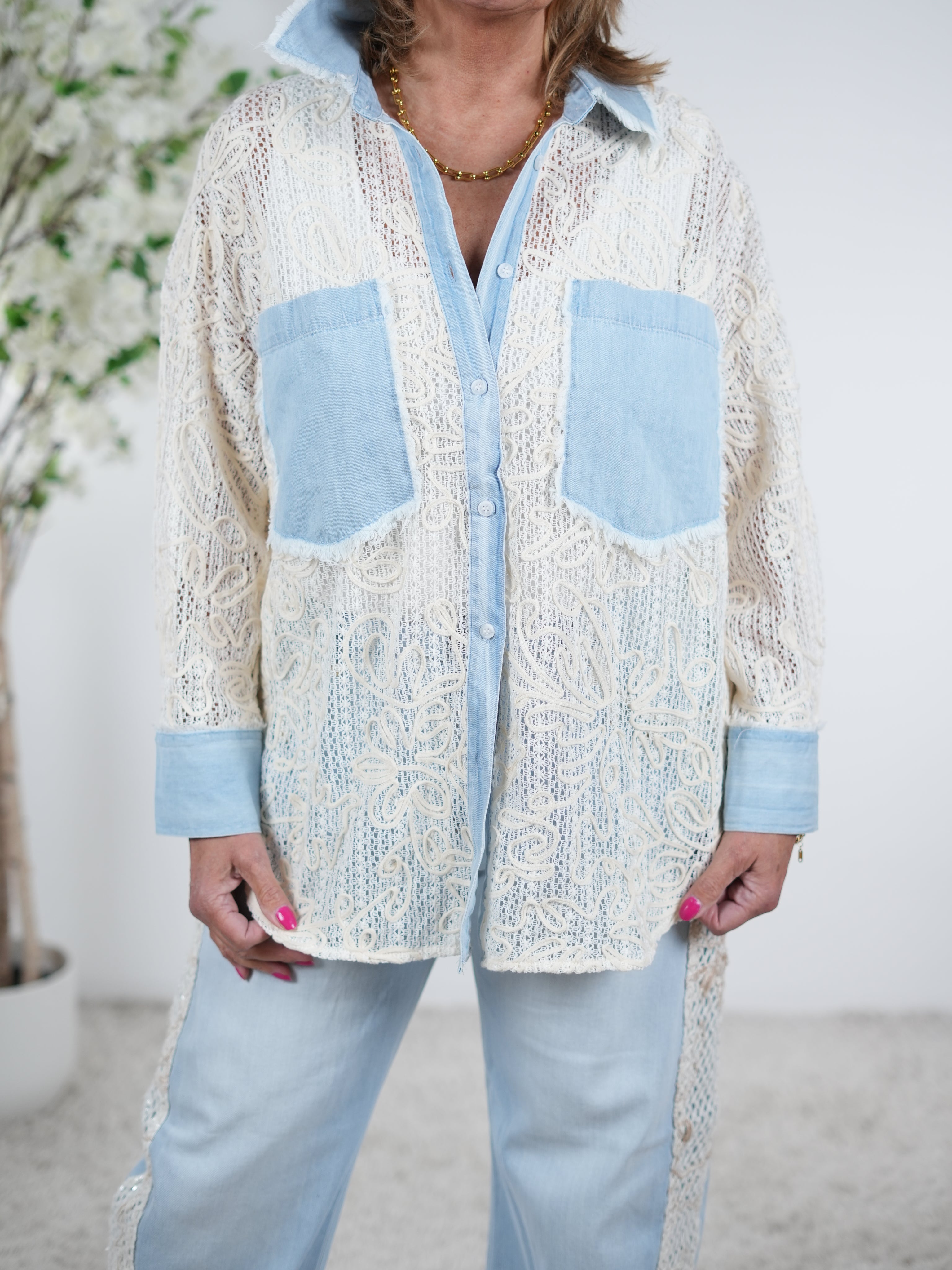 Süßes Hemd mit Häkeleinsätzen und Jeans Elementen