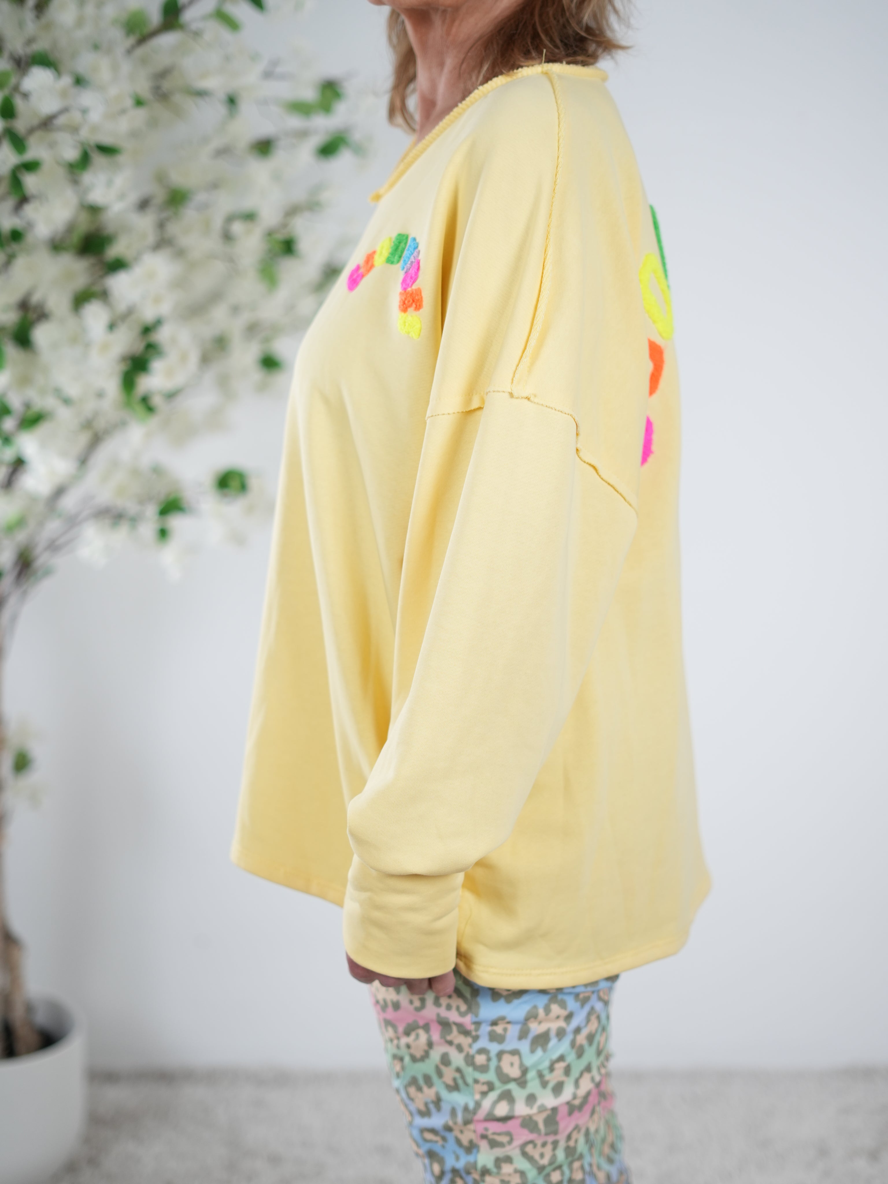 Sweaty mit V-Ausschnitt und "good vibes" Bestickung