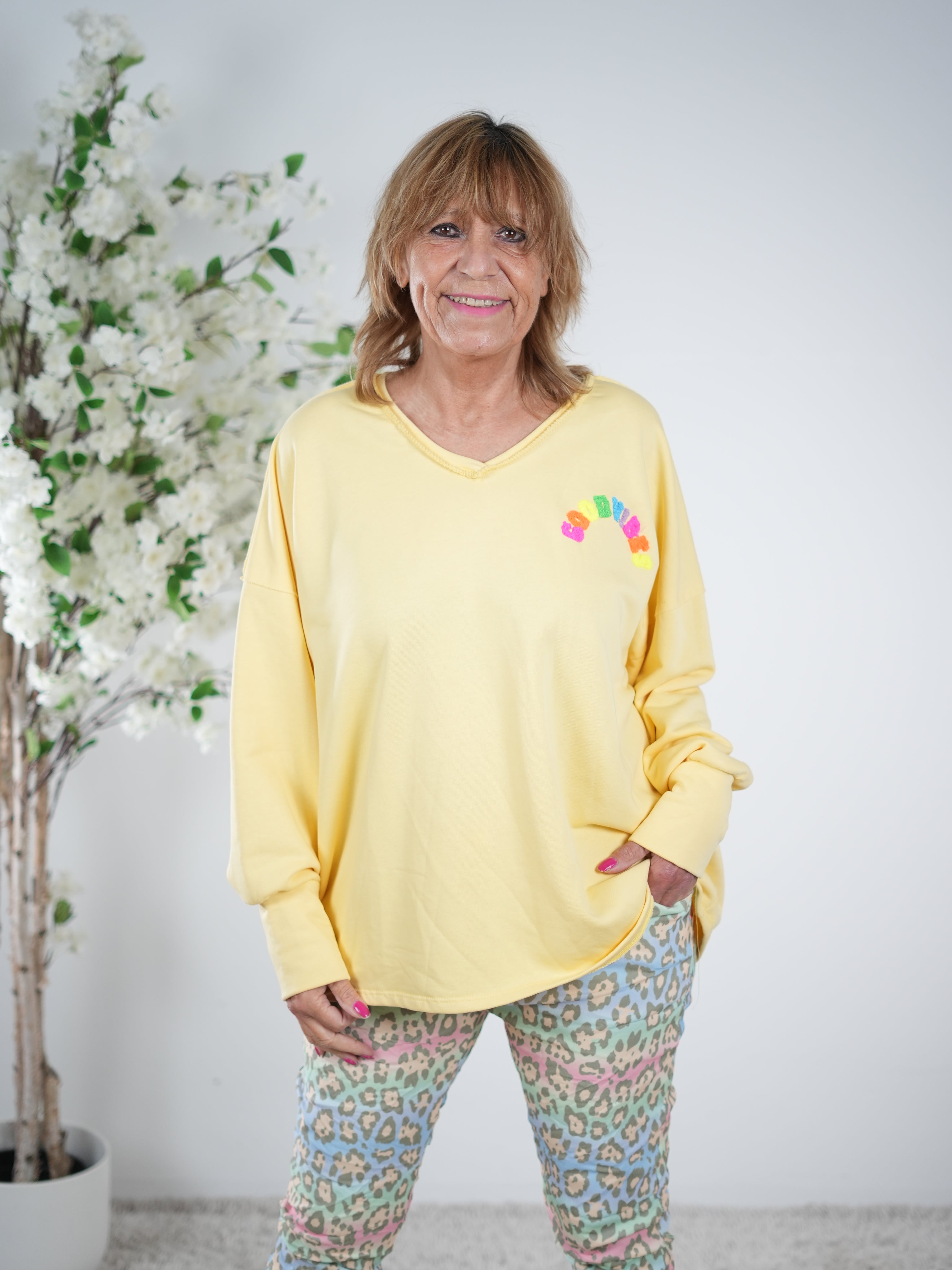 Sweaty mit V-Ausschnitt und "good vibes" Bestickung One Size (ca Gr. 38-44) Gelb