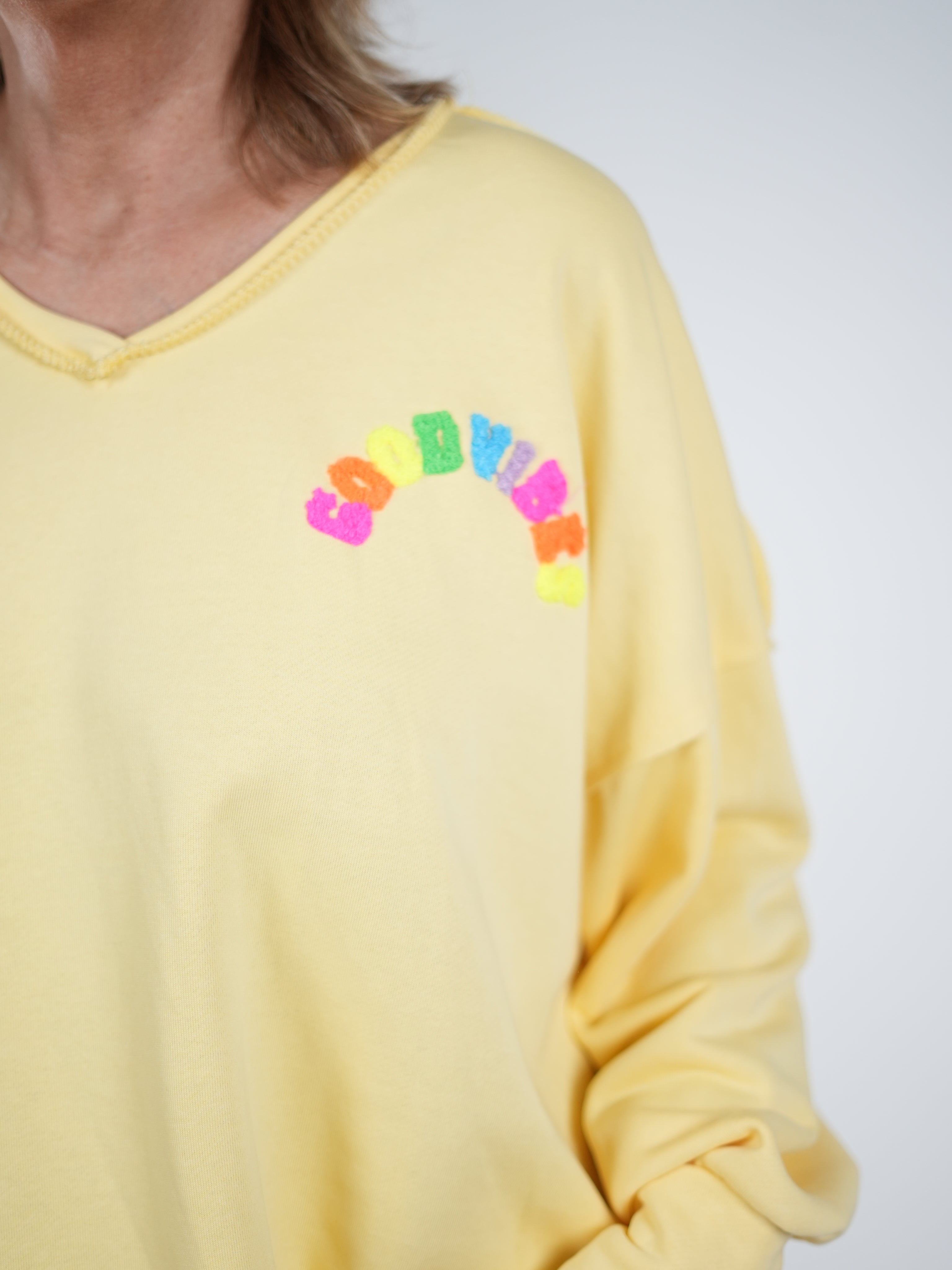 Sweaty mit V-Ausschnitt und "good vibes" Bestickung