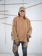 Teddy Pulli im flauschigem Materialmix in camel. Getragen von Marion. Frontansicht.