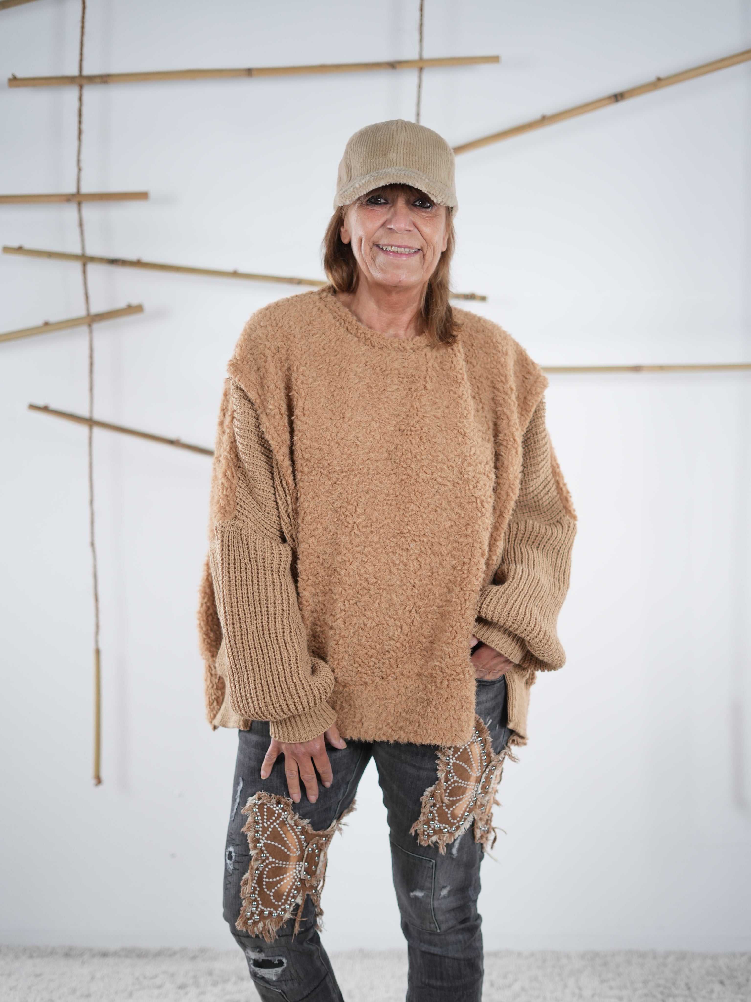 Teddy Pulli im flauschigem Materialmix in camel. Getragen von Marion. Frontansicht.