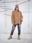 Teddy Pulli im flauschigem Materialmix in camel. Getragen von Marion als Kombi mit einer Jeanshose.