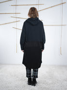 Rückansicht der langen schwarzen Damen-Tunika mit Satin-Einsatz, Einheitsgröße.