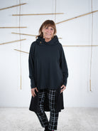 Lockere schwarze Tunika mit Satin-Einsatz vorne getragen, Einheitsgröße für Damen.