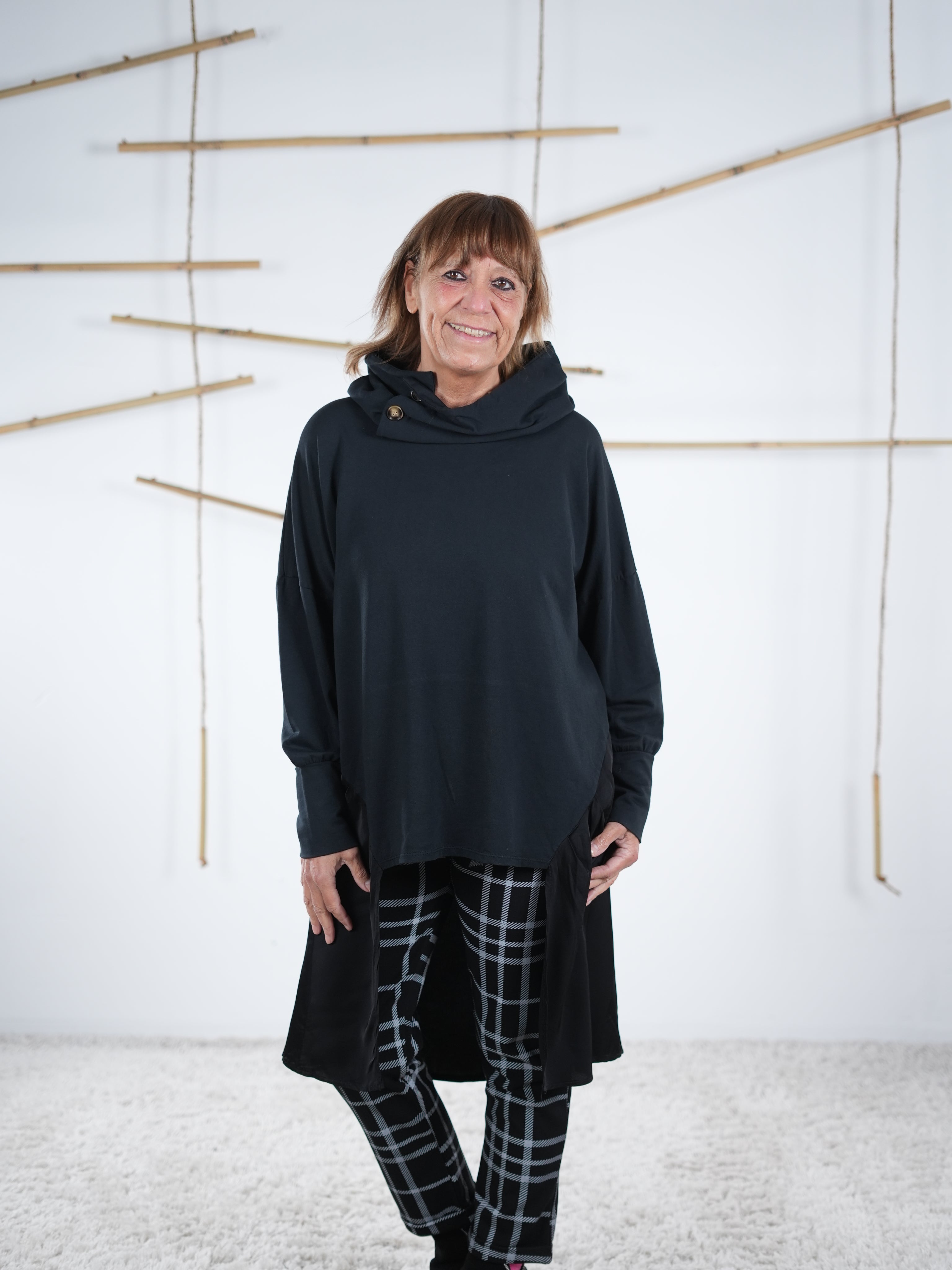 Lockere schwarze Tunika mit Satin-Einsatz vorne getragen, Einheitsgröße für Damen.