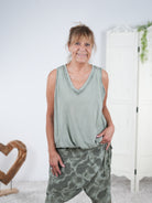 unifarbenes Top mit Ballon Abschluss Olive