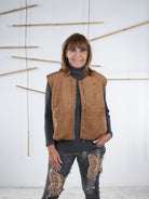 Camel­farbene Velours-Weste in Lederoptik mit rundem Halsausschnitt und Reißverschluss in der Frontansicht.