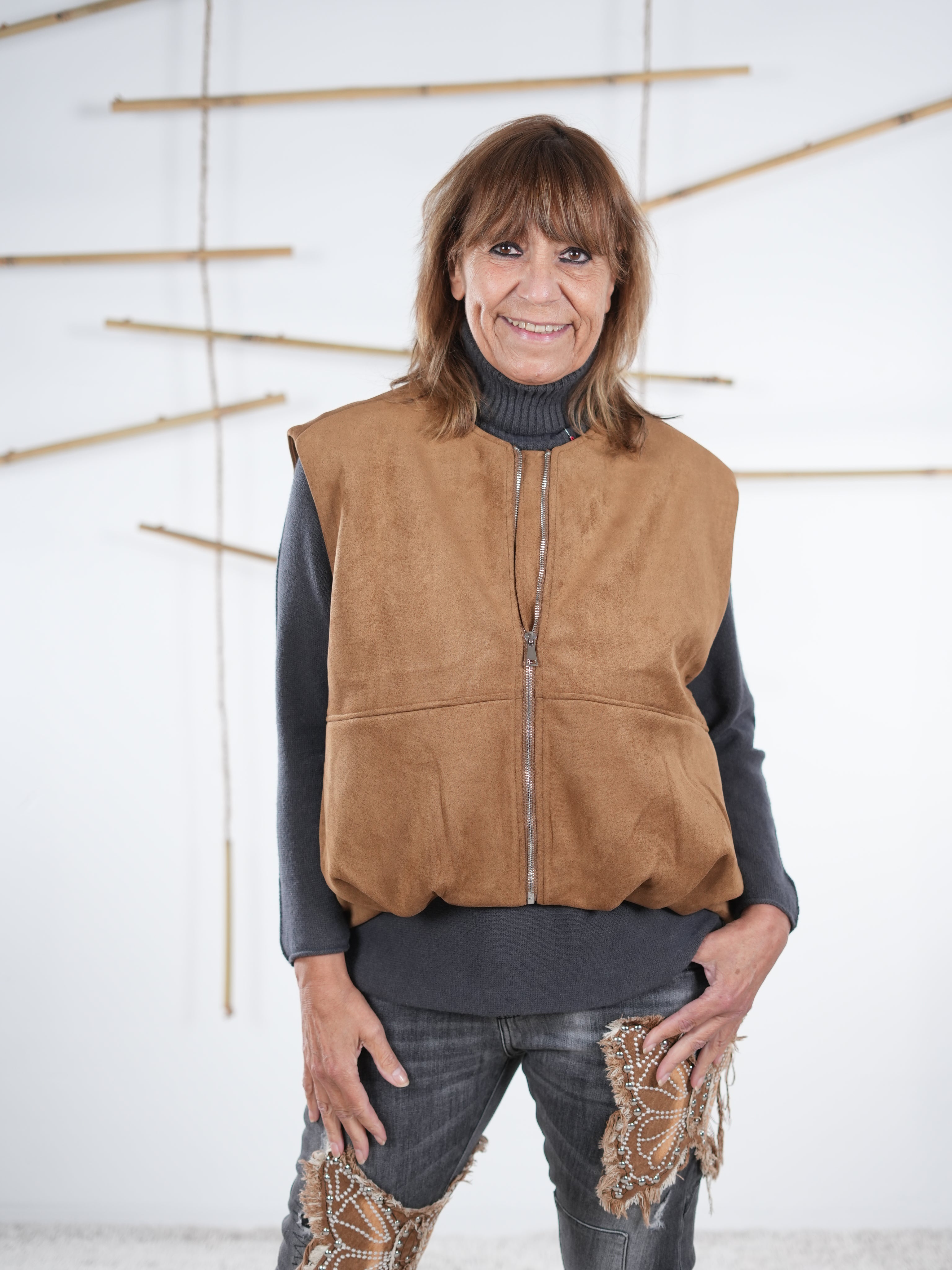 Camel­farbene Velours-Weste in Lederoptik mit komplett geschlossenem Reißverschluss und rundem Halsausschnitt.