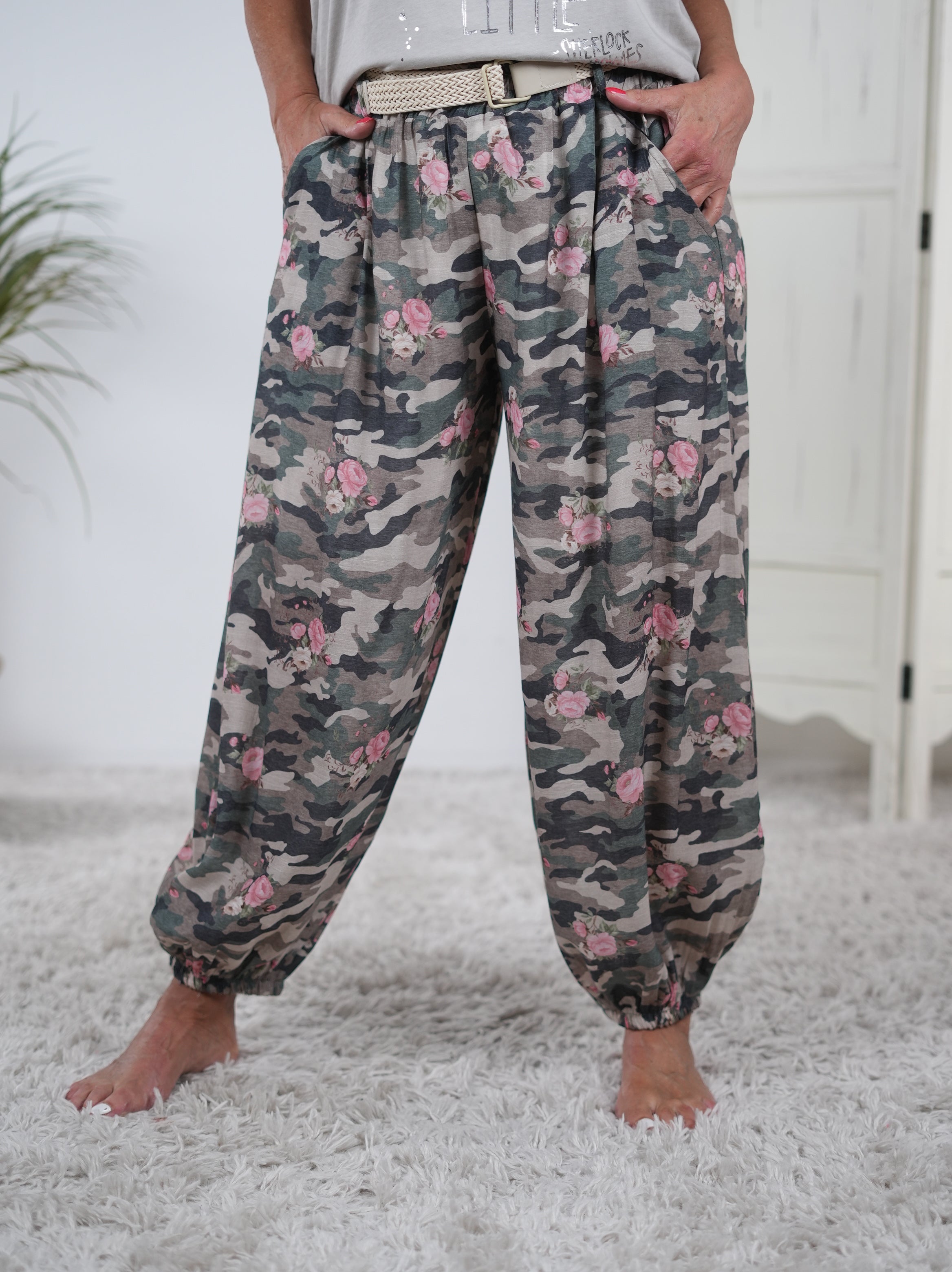 Verspielte Pumphose in Camouflage mit Blümchen verziert