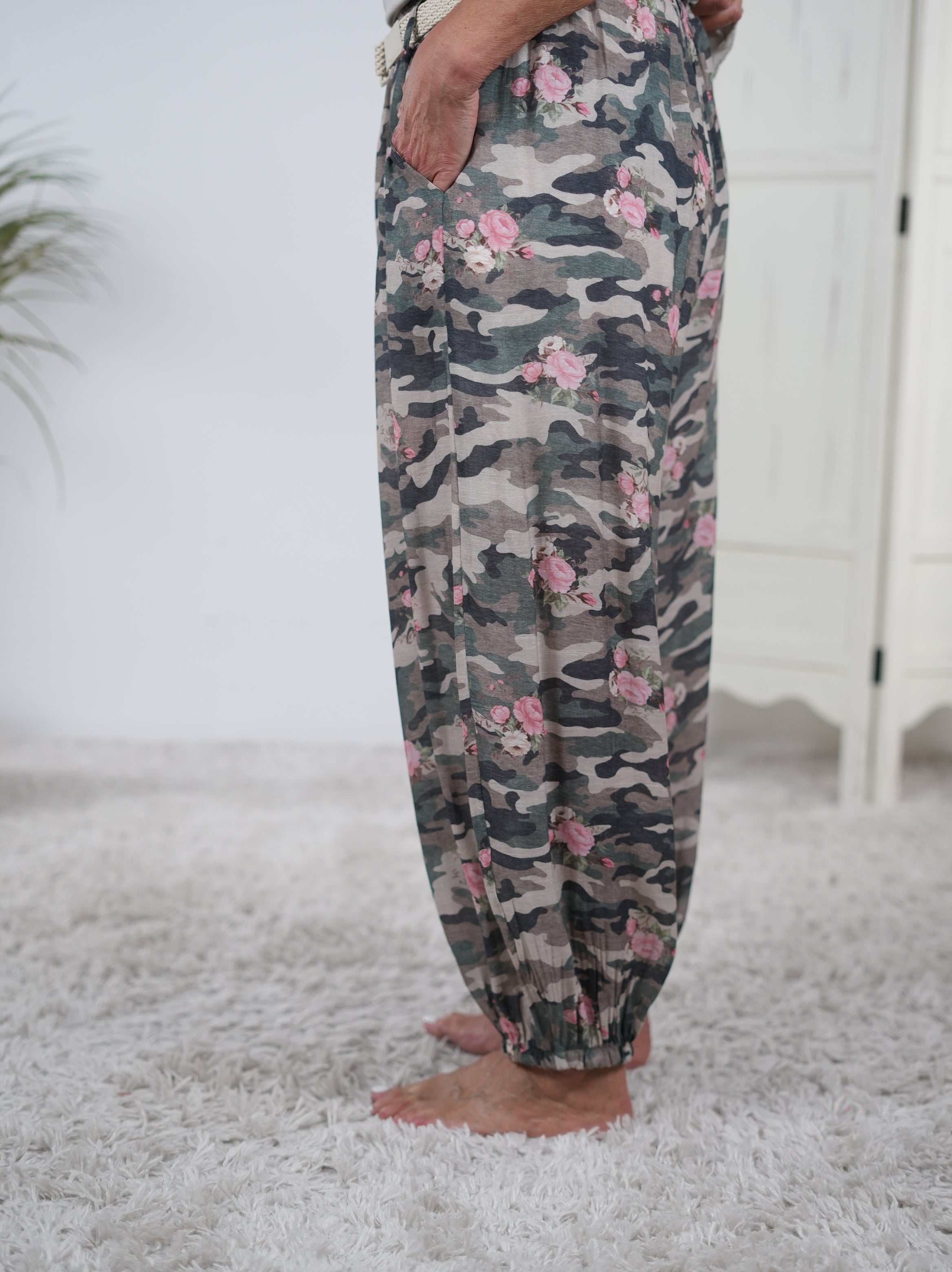 Verspielte Pumphose in Camouflage mit Blümchen verziert
